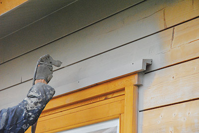 Rnovation de la peinture d'une maison en madriers bois avec Solid Color Stain d'Owatrol Durieu
